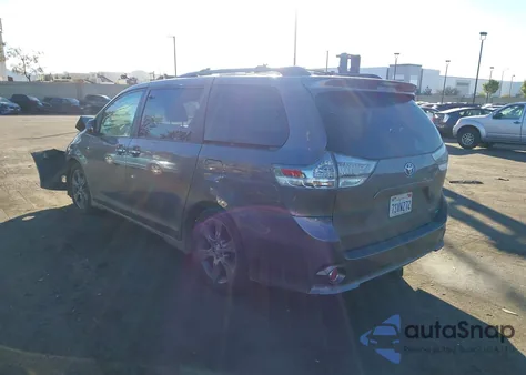 2016 Toyota Sienna Se Premium 8 Passenger z USA, uszkodzony, nr VIN 5TDXK3DC7GS717534